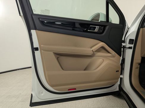 Used 2023 Porsche Cayenne Platinum Edition image 13