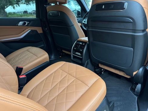 Used 2024 BMW X7 xDrive40i w/ M Sport Package AWD/4WD image 11