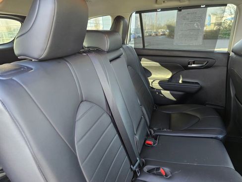Used 2020 Toyota Highlander XLE image 18