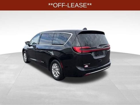 Used 2023 Chrysler Pacifica Touring-L image 5