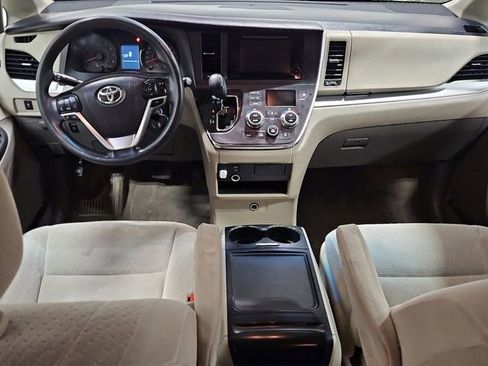 Used 2015 Toyota Sienna LE FWD image 2