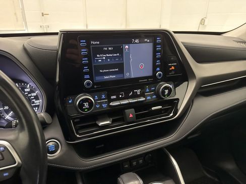 Used 2021 Toyota Highlander XLE AWD/4WD image 18