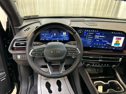 Used 2025 Chevrolet Traverse Z71 w/ Enhanced Driving Package AWD/4WD image 3