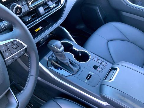 Certified 2025 Toyota Highlander XLE image 15