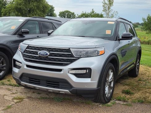 Used 2023 Ford Explorer XLT w/ Equipment Group 202A AWD/4WD image 5