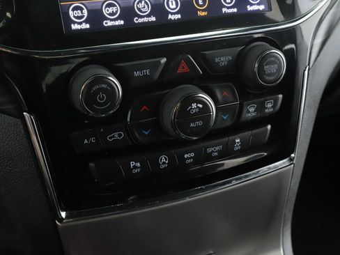 Used 2020 Jeep Grand Cherokee Altitude AWD/4WD image 14