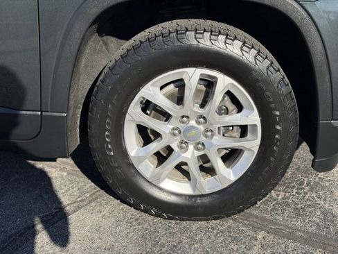 Used 2021 Chevrolet Traverse LT image 15