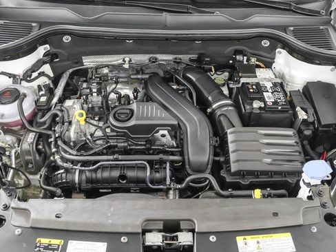 Used 2024 Volkswagen Taos SE w/ Panoramic Sunroof Package image 49