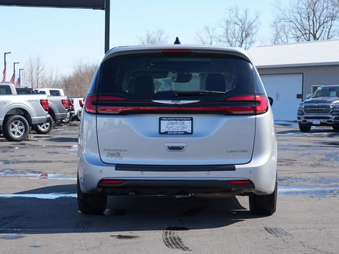 Used 2024 Chrysler Pacifica Limited FWD image 4