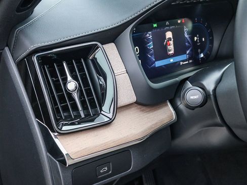 Used 2025 Volvo XC90 B6 Core w/ Climate Package image 32