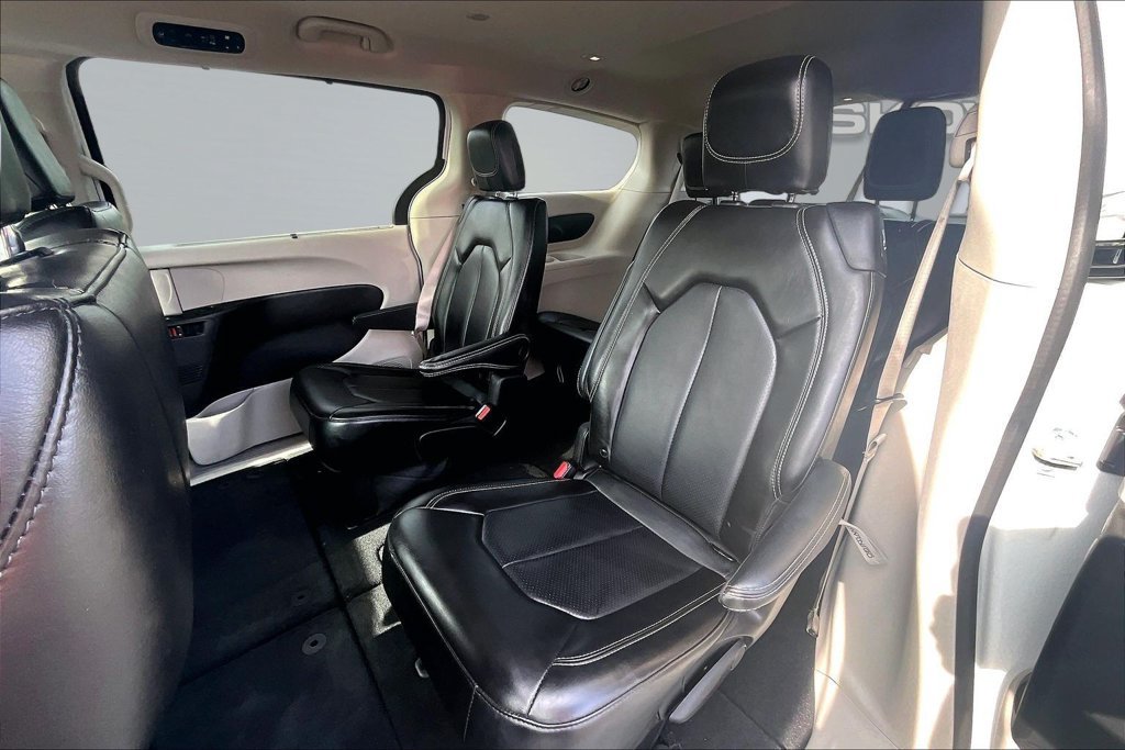 Used 2023 Chrysler Pacifica Touring-L FWD image 25