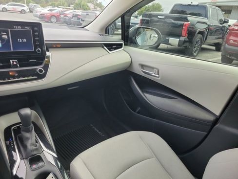 Used 2020 Toyota Corolla LE image 3