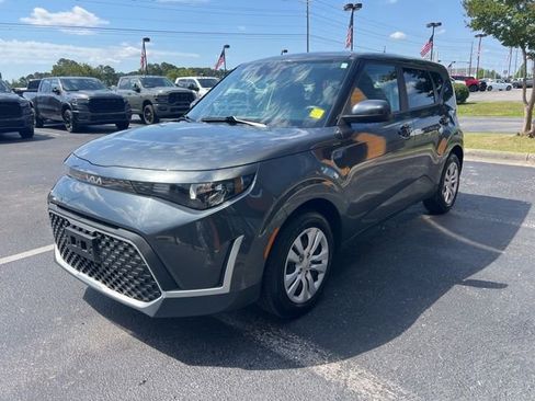 Used 2023 Kia Soul LX FWD image 3