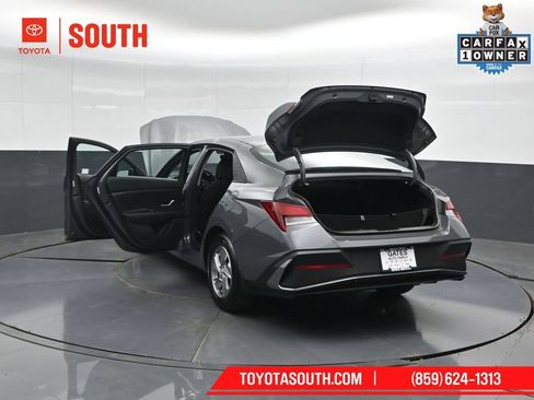 Used 2025 Hyundai Elantra SE FWD image 54