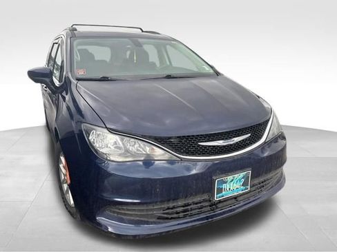 Used 2017 Chrysler Pacifica LX FWD image 2