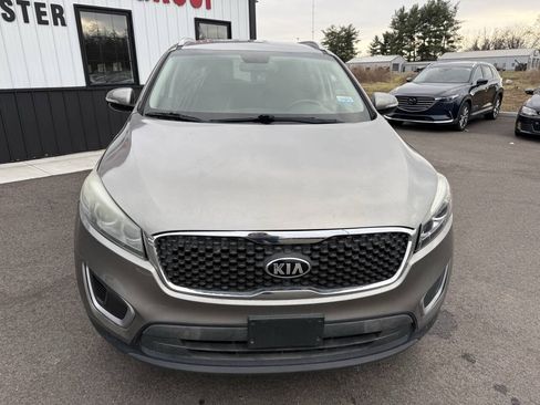 Used 2017 Kia Sorento AWD w/ LX Convenience Package image 3
