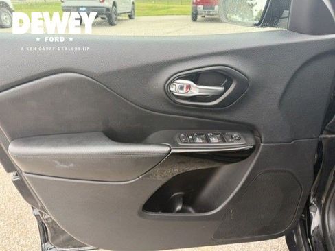 Used 2021 Jeep Cherokee Latitude Plus AWD/4WD image 10