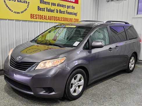 Used 2014 Toyota Sienna LE image 1