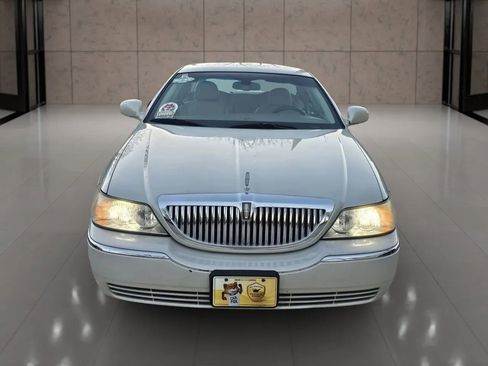 Used 2006 Lincoln Town Car Signature Limited image 18