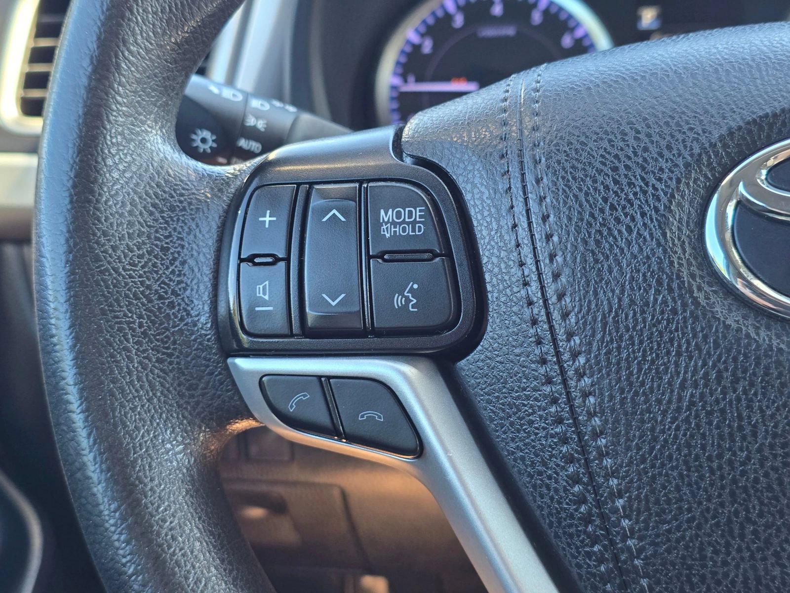 Used 2019 Toyota Highlander LE FWD image 25