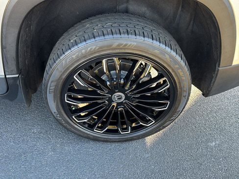 Used 2022 Chevrolet Traverse LS image 32