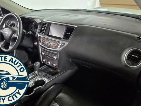 Used 2018 Nissan Pathfinder SL image 37