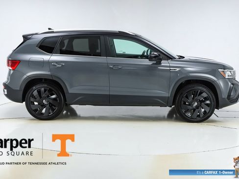 Used 2024 Volkswagen Taos SE w/ Panoramic Sunroof Package image 10