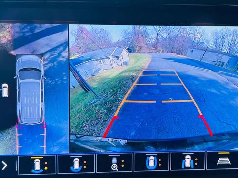 Used 2021 Chevrolet Traverse LT w/ LT Premium Package image 15