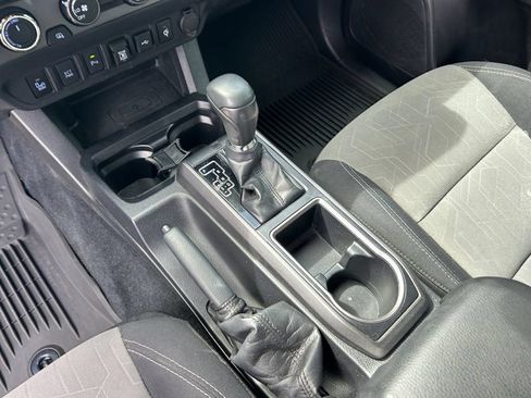 Used 2020 Toyota Tacoma TRD Off-Road w/ Technology Package AWD/4WD image 18
