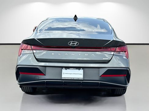 Used 2025 Hyundai Elantra Limited FWD image 4