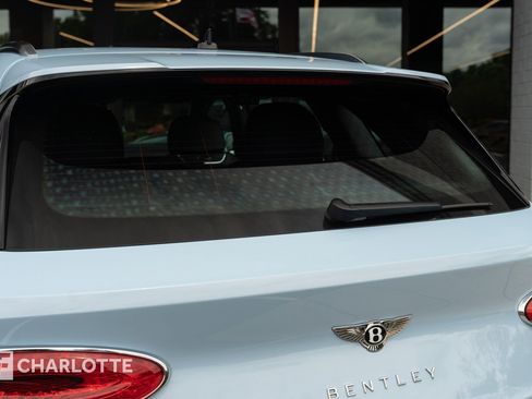 Used 2023 Bentley Bentayga Extended Wheelbase AWD/4WD image 17