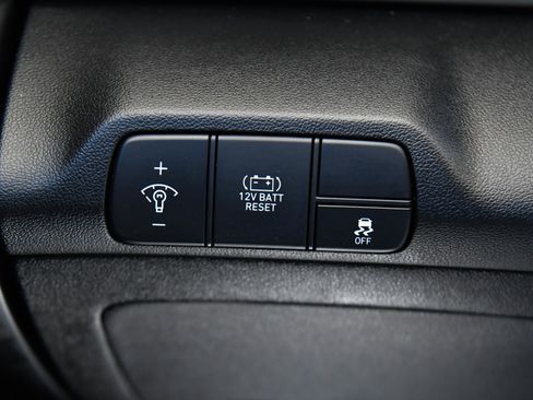 Used 2025 Hyundai Elantra Limited image 36