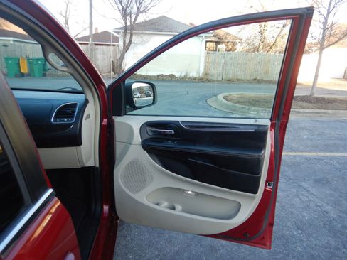 Used 2013 Chrysler Town & Country Touring-L image 17