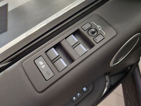 New 2026 Land Rover Discovery S AWD/4WD image 21