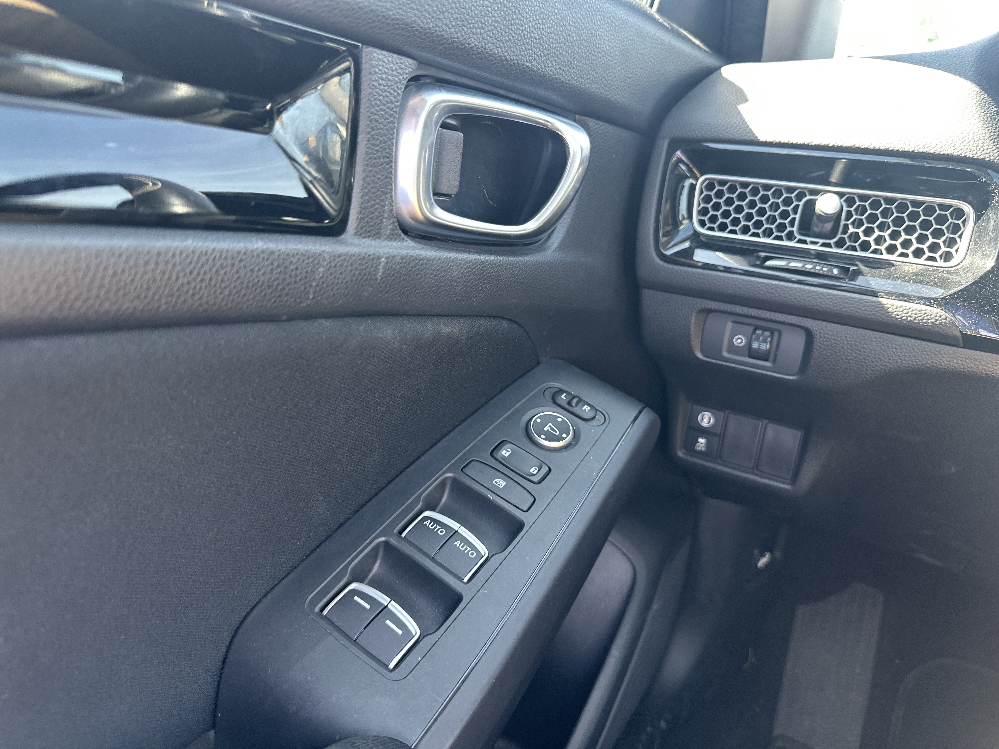 Certified 2022 Honda Civic EX image 25