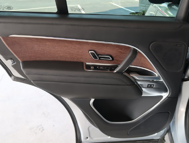 Used 2025 Land Rover Range Rover SE AWD/4WD image 35