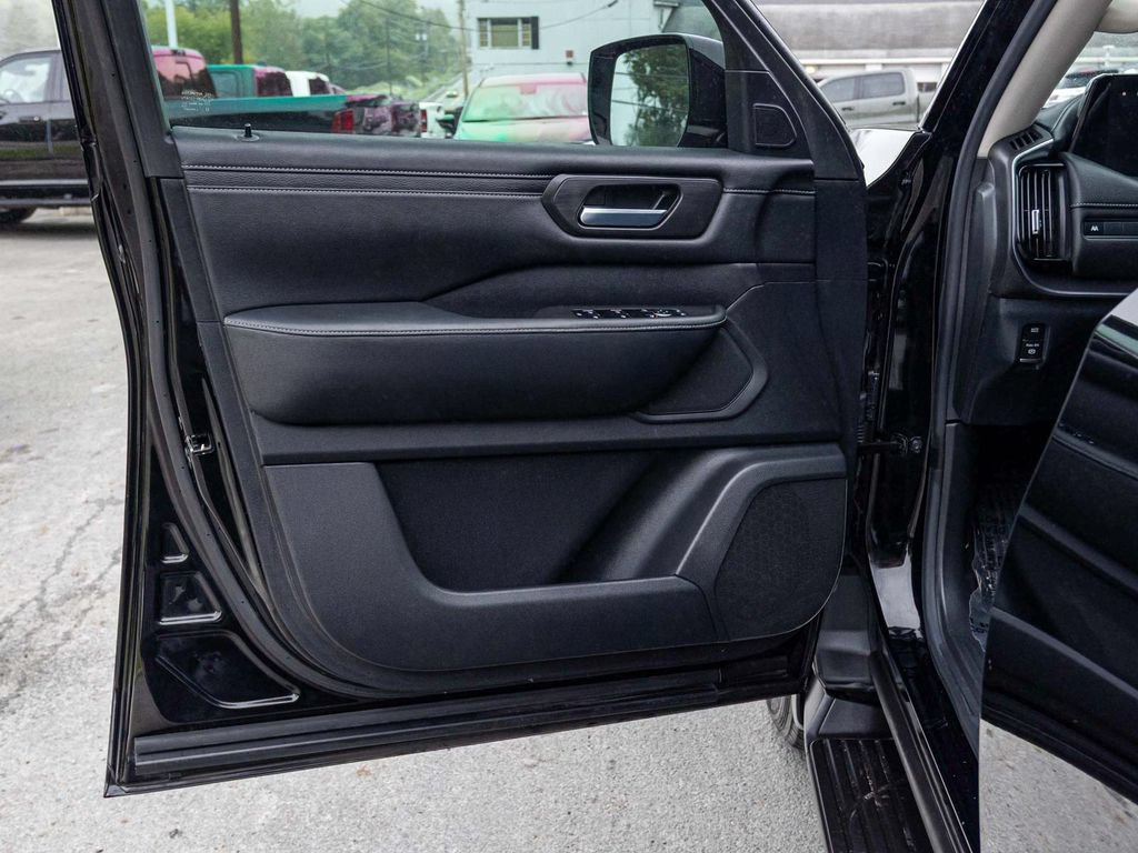 Used 2025 Nissan Armada SV AWD/4WD image 11