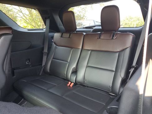 Used 2022 Ford Explorer Platinum w/ Technology Package AWD/4WD image 10