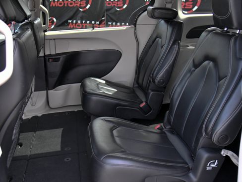Used 2023 Chrysler Pacifica Touring-L FWD image 37
