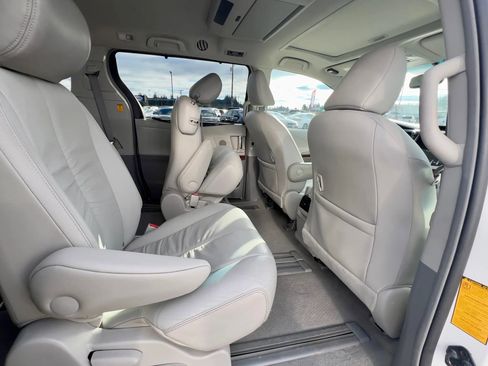 Used 2011 Toyota Sienna XLE w/ Premium Pkg image 7