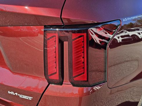 Used 2024 Kia Sorento S w/ Panoramic Sunroof Package image 9