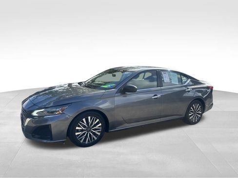 Used 2024 Nissan Altima 2.5 SV FWD image 2
