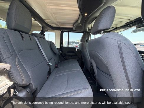 Used 2025 Jeep Wrangler Unlimited Sahara AWD/4WD image 15