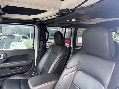 Used 2019 Jeep Wrangler Unlimited Sahara AWD/4WD image 11