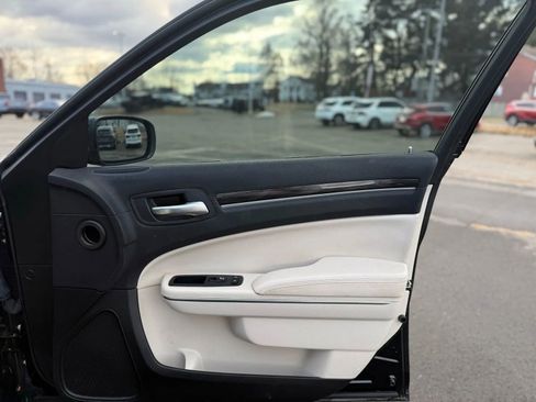 Used 2018 Chrysler 300 Touring L image 21