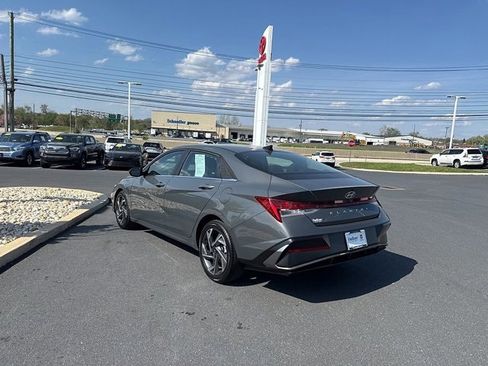 Used 2025 Hyundai Elantra SEL FWD image 5