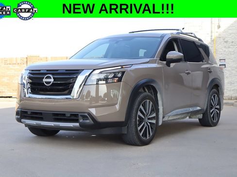 Used 2025 Nissan Pathfinder Platinum FWD image 1