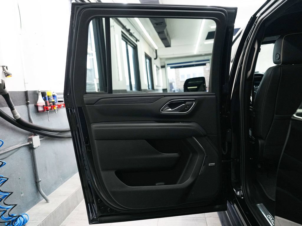 Used 2024 GMC Yukon XL SLT w/ SLT Luxury Package AWD/4WD image 13
