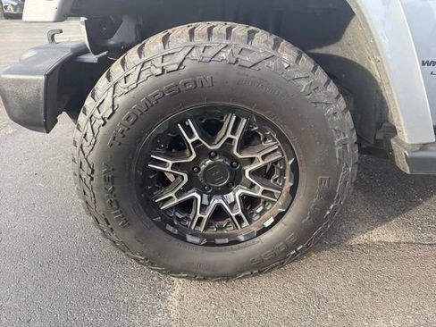 Used 2018 Jeep Wrangler Unlimited Sahara image 25