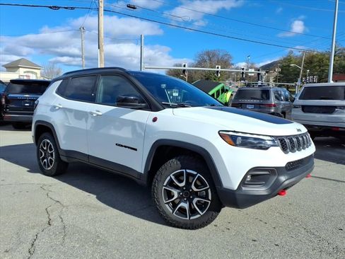 Used 2025 Jeep Compass Trailhawk w/ Trailhawk Elite Group image 2